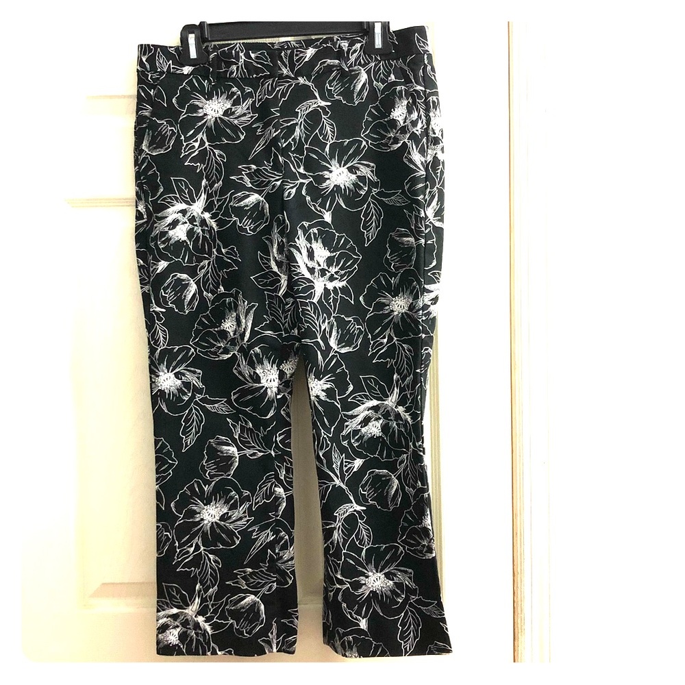 2/$10 WHBM crop floral flare pants sz. 10